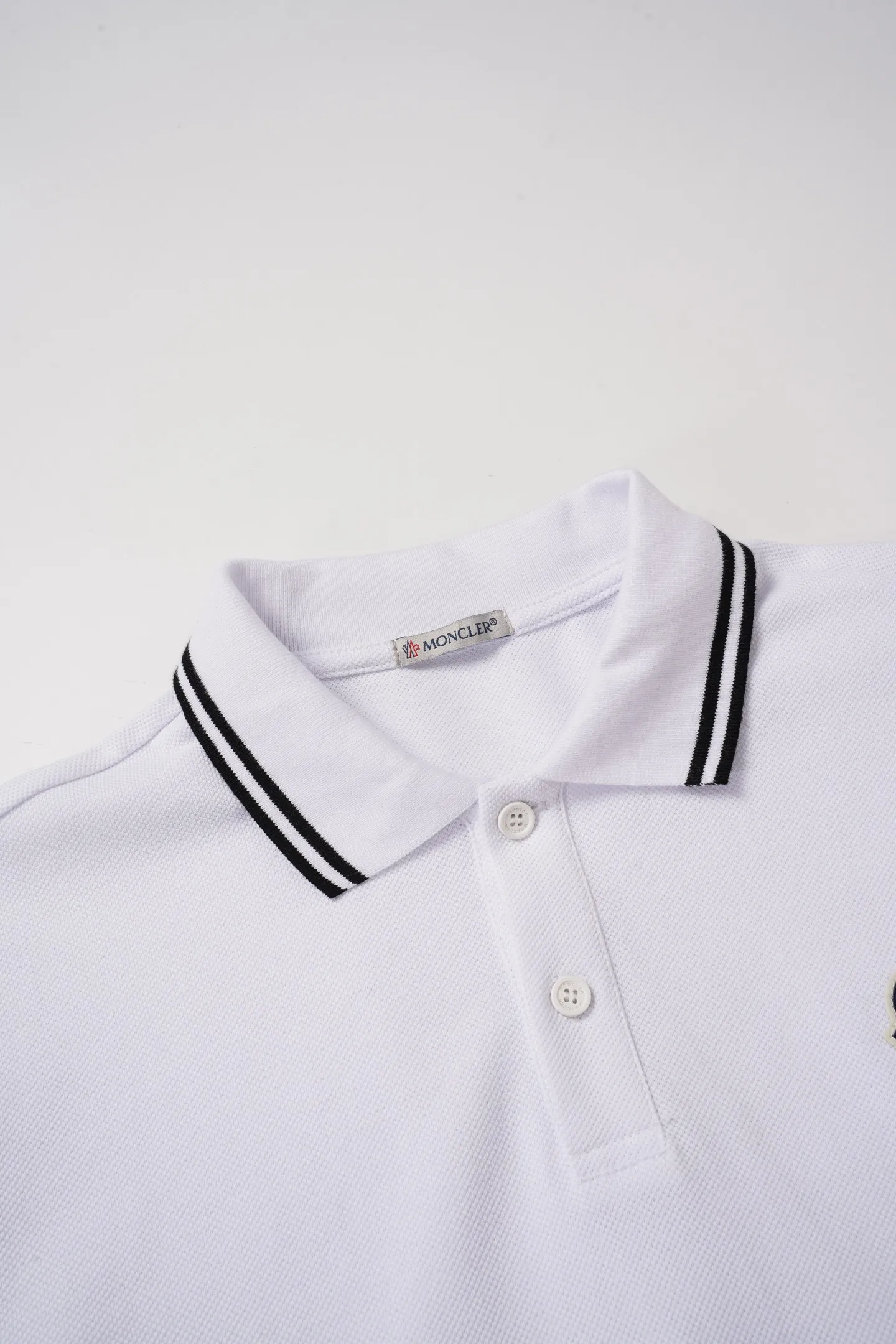 MONCLER logo polo Polo Classic ， 。 Polo ， 。Classic ， 。 • • •Black White Size：S-XL